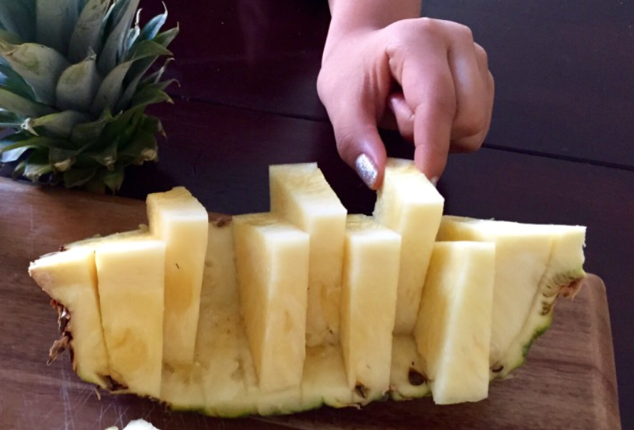 Ensalada Mediterránea con Huevos sobre papel de horno y piña natural.
